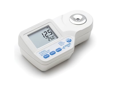 digital-refractometer-for-measuring-sodium-chloride-in-food-hi96821